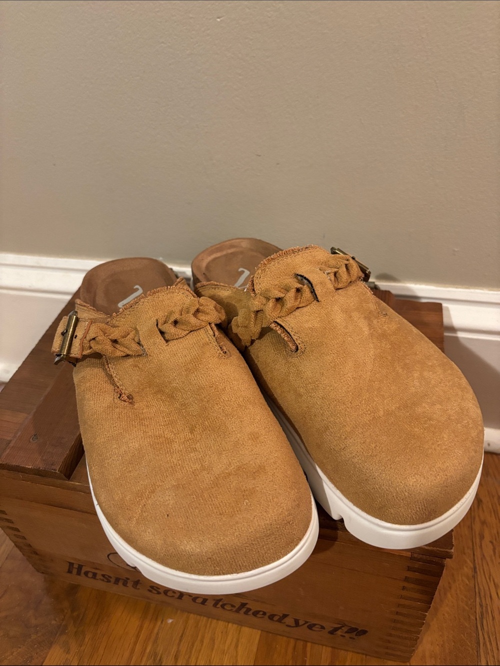 Very G Cali Clogs Shoes Womens Size 9 Faux Suede Tan Braided Buckle Mules